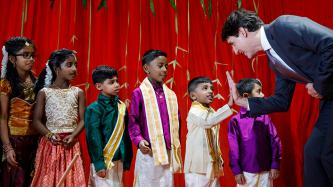 Le PM Trudeau tape dans la main d’un élève