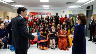 Le PM Trudeau parle à la ministre Philpott devant l’auditoire