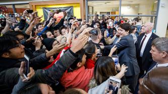 Le PM Trudeau salue des élèves qui prennent des photos