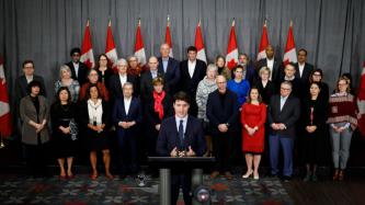 Le PM Trudeau parle sur une tribune devant les ministres 
