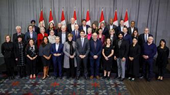 Le PM Trudeau pose pour une photo avec les ministres 