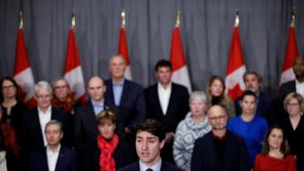 Le PM Trudeau parle aux médias devant les ministres 