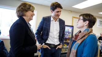 Le PM Trudeau et la députée Ludwig parlent à une femme