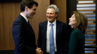 PM Trudeau speaks with Paul Henderson and his wife