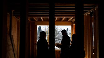 Silhouette du PM Trudeau dans une maison en construction