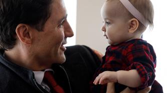 Le PM Trudeau tient une fillette dans ses bras
