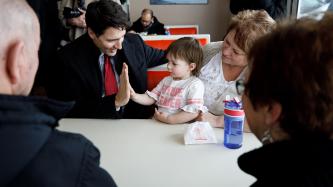 Le PM Trudeau tape dans la main d’une jeune fille