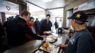 Le PM Trudeau et les dép. Lefebvre et Serré prennent leur repas