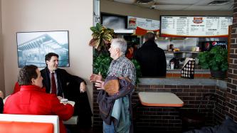 Un client parle au PM Trudeau