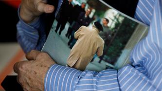 Un homme âgé tient un magazine
