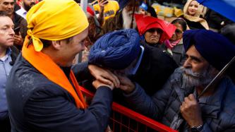 Le PM Trudeau serre la main d’un homme dans la foule
