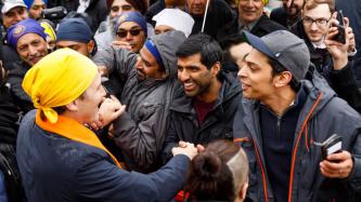 Le PM Trudeau serre la main d’un groupe d’hommes dans la foule