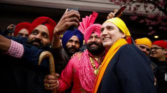 Le PM Trudeau pose pour une photo avec un groupe d’hommes