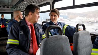 Le PM Trudeau est assis dans un autobus avec des employés de l’Aluminerie Alouette