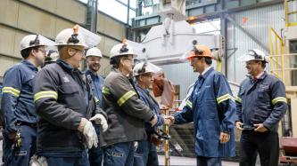 Le PM Trudeau serre la main d’employés de l’Aluminerie Alouette