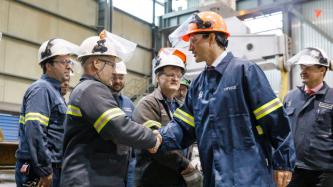 Le PM Trudeau serre la main d’employés de l’Aluminerie Alouette