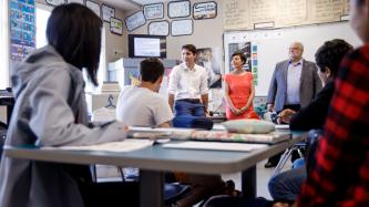 Le PM Trudeau s'adresse à un groupe d'élèves dans une classe