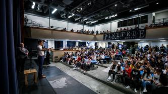 Le PM Trudeau s'adresse aux élèves dans un auditorium