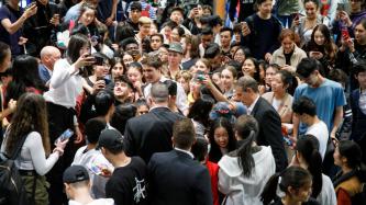 Le PM Trudeau pose pour une photo avec un groupe d'élèves