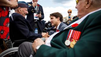 PM Trudeau shakes hands with a Canadian veteran
