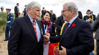 Minister MacAulay speaks with General Roméo Dallaire