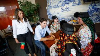 PM Trudeau and MP Dzerowicz speak with customers