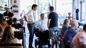 Le PM Trudeau et le député Hehr parlent à un homme
