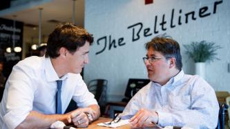 Le PM Trudeau parle au député Hehr