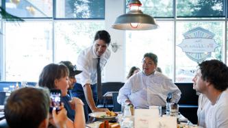 Le PM Trudeau et le député Hehr parlent à un groupe de clients