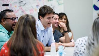 Le PM Trudeau rit durant la table ronde