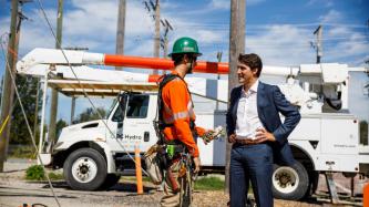 PM Trudeau speaks with an employee