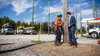 PM Trudeau speaks with an employee