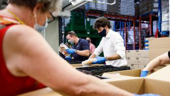 Le PM Trudeau trie des aliments avec des bénévoles