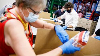 PM Trudeau sorts food with volunteers