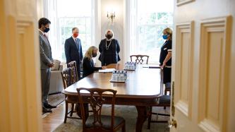 La gouverneure générale Payette signe un document