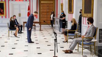 Clerk Ian Shugart bows in front of Governor General Payette