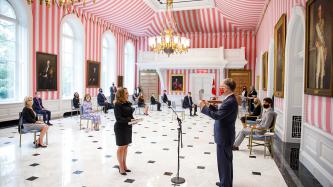 La vice-première ministre Freeland prête serment devant le greffier Ian Shugart