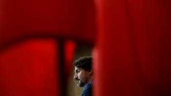Vue du PM Trudeau derrière un drapeau