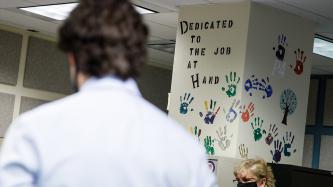 Une colonne où l’on voit l’empreinte d’une main peinte et un adage