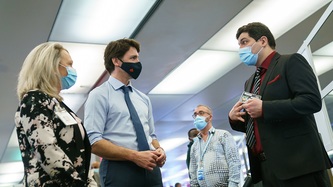 Le PM Trudeau s'entretient avec un homme et une femme