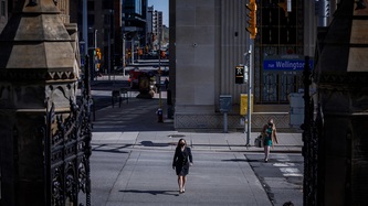 La VPM Freeland traverse une intersection