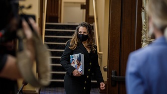 La vice-première ministre Chrystia Freeland passe par une entrée en tenant un livre