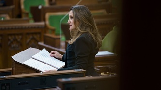 La VPM Freeland se tient derrière un lutrin avec des documents, à la Chambre des communes