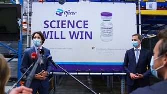 Le PM Trudeau est debout devant une bannière de Pfizer, et s'adresse aux média