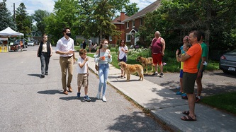 Le PM Trudeau, Ella-Grace et Hadrien saluent les citoyens en marchant dans la rue