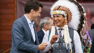 Le chef Delorme de la Première Nation de Cowessess et le premier ministre Trudeau rient ensemble