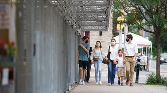 Le premier ministre Trudeau et sa famille marchent sur un trottoir