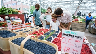 PM Trudeau and his family stop at a kiosk with baskets of berries