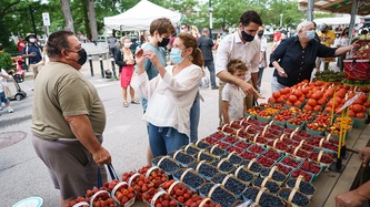 Sophie Grégoire Trudeau bumps into an acquaintance at a local market