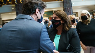 Le PM Trudeau et une femme se saluent
